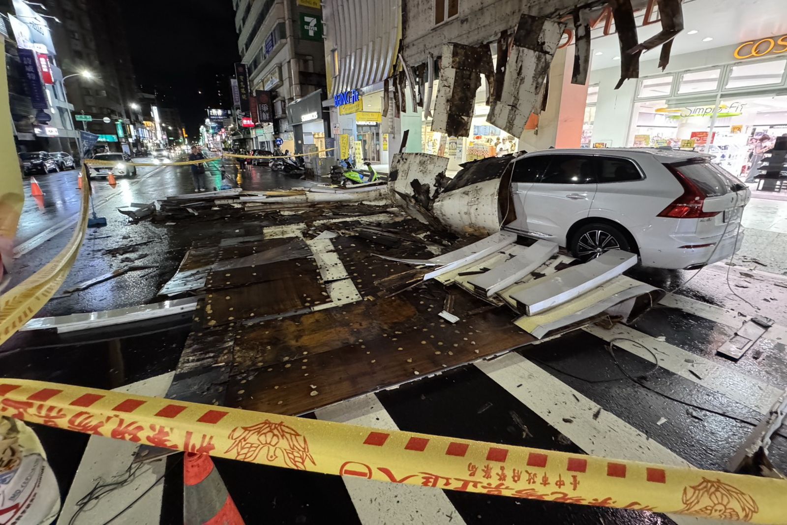 巨型招牌砸車畫面曝光!台中勤美商圈1轎車4機車受損 女子困車內嚇爛