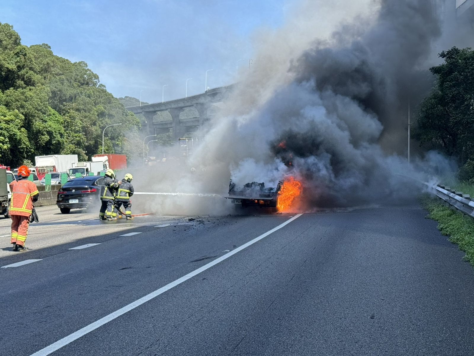 國道1號林口段火燒車「2人跳車逃命」　烈火竄濃煙車流回堵逾4公里