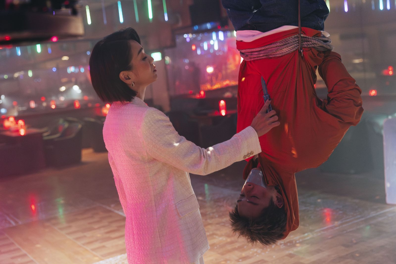 陳澤耀（右）劇中被陳雪甄「倒吊」，血衝腦險昏厥。愛奇藝國際版、壹壹影業提供