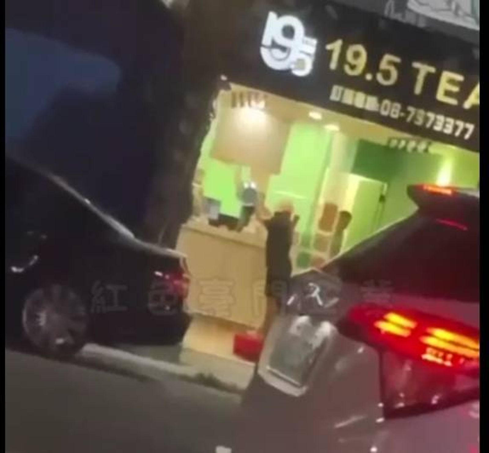 臭死！網紅鳳梨屏東飲料店遭潑糞　警方逮2嫌送辦