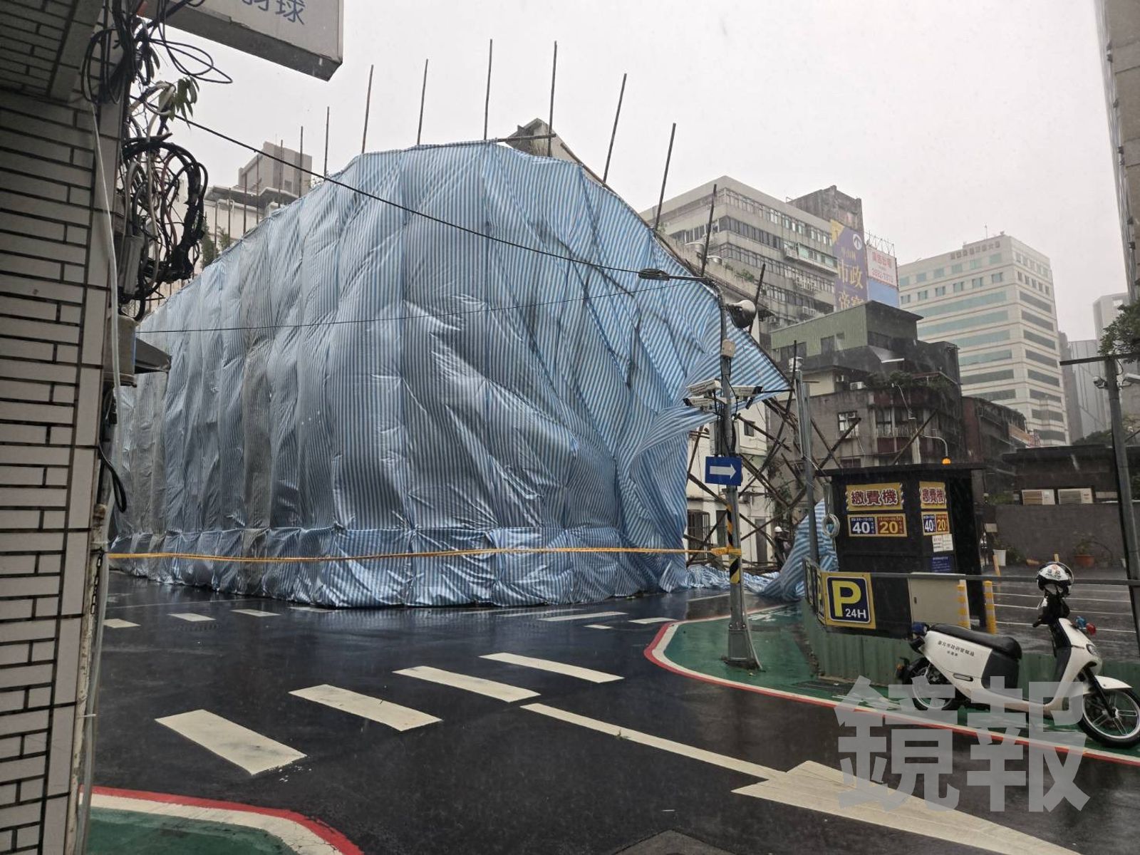 白海豚強風發威!北市出現災情 中山區工地鷹架崩塌壓2車