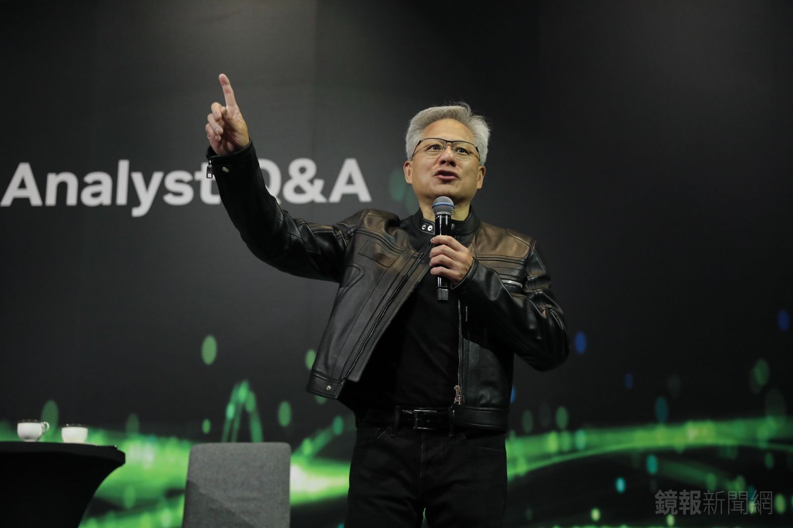 穿皮衣遭徐旭東訓話「你衣服材質過時了」　黃仁勳回應被網讚爆