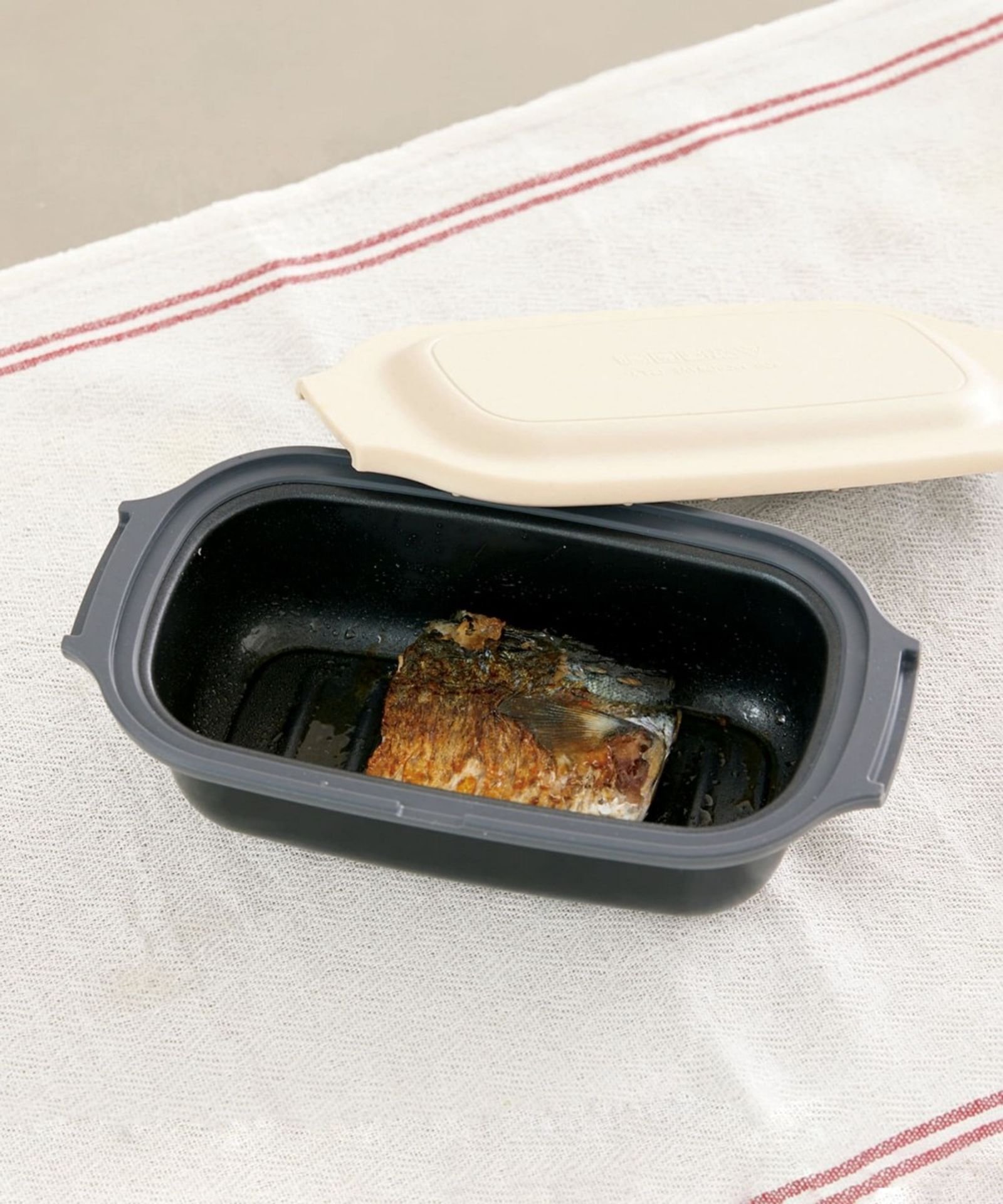 「微波爐調理器」只要放進微波爐，就能完成炊飯、燉煮、蒸煮等料理，一人份備餐也方便。（669元／個，圖／3COINS）