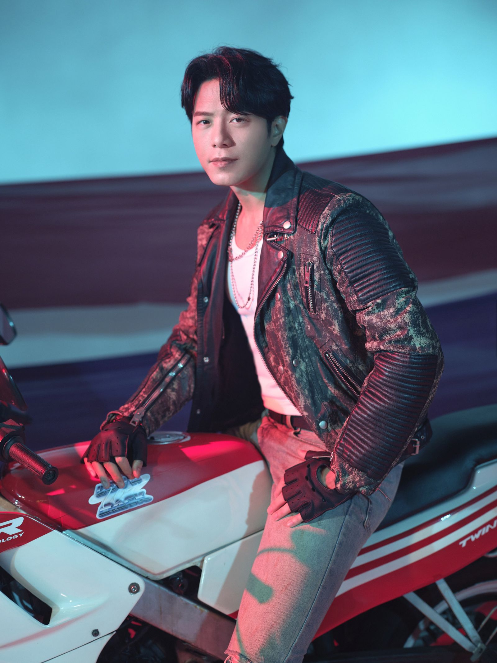 韋禮安在MV裡騎重機馭風狂飆。索尼音樂提供