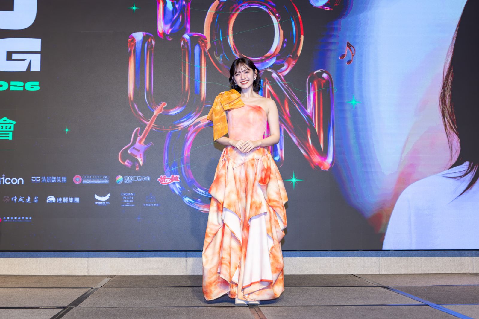 鈴木愛理為了明天的跨年演出準備很多嗨歌。COME ON JKSSP提供