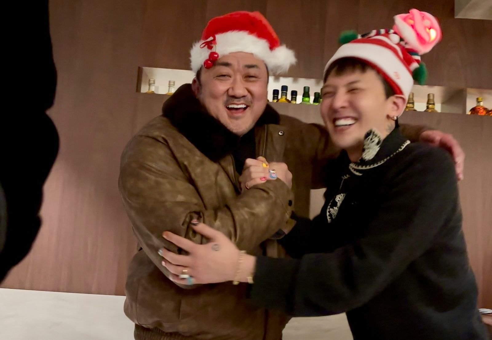 GD（右）站在馬東石身旁，興奮到模糊。翻攝IG@donlee