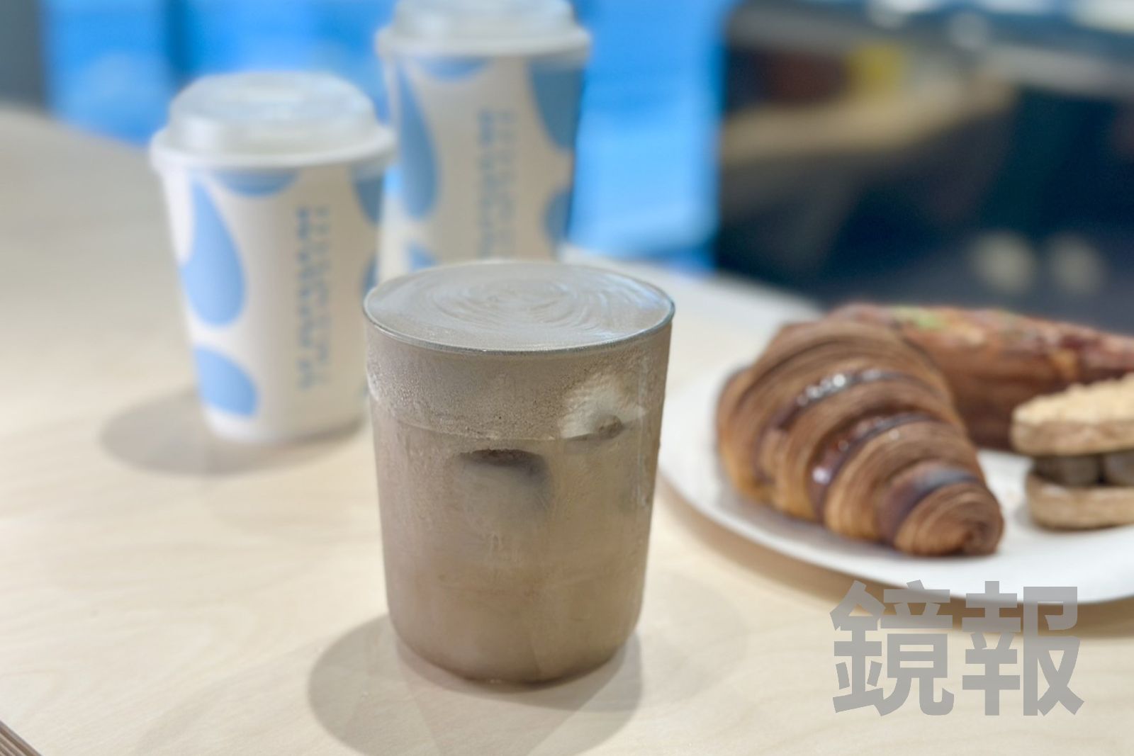 「椰椰焙茶雲」喝得到奶蓋的海鹽鹹味，與焙茶、椰子水的甜香很搭。（150元／大杯）