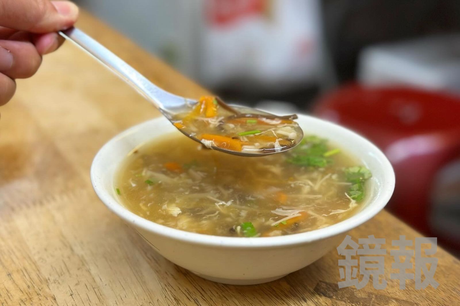 「酸辣湯」湯清不稠，爽口不膩。（30元／碗）