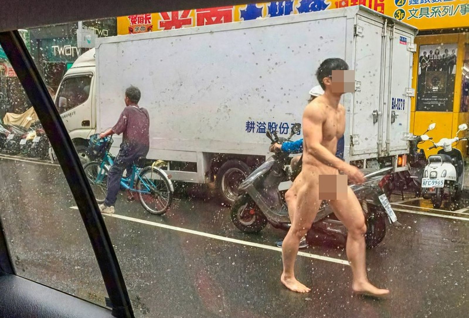 竹山街頭「肉體奔馳」！28歲男裸奔尋刺激下場曝　警看監視器：最赤裸鐵證