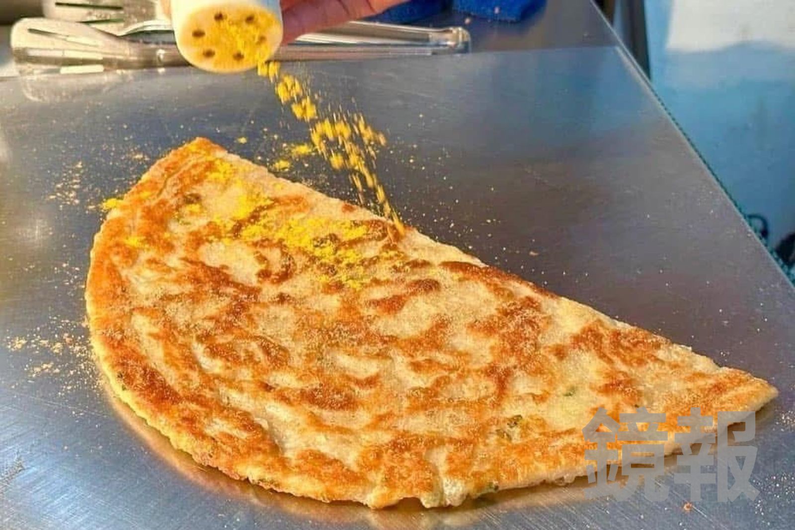 興南夜市「何佳佳蔥油餅」煎功一流！咔滋酥脆、撒胡椒咖哩粉超涮嘴