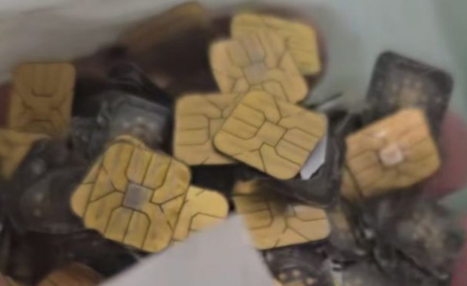 中國一名男子因「SIM卡煉出黃金」爆紅。圖／翻攝自微博