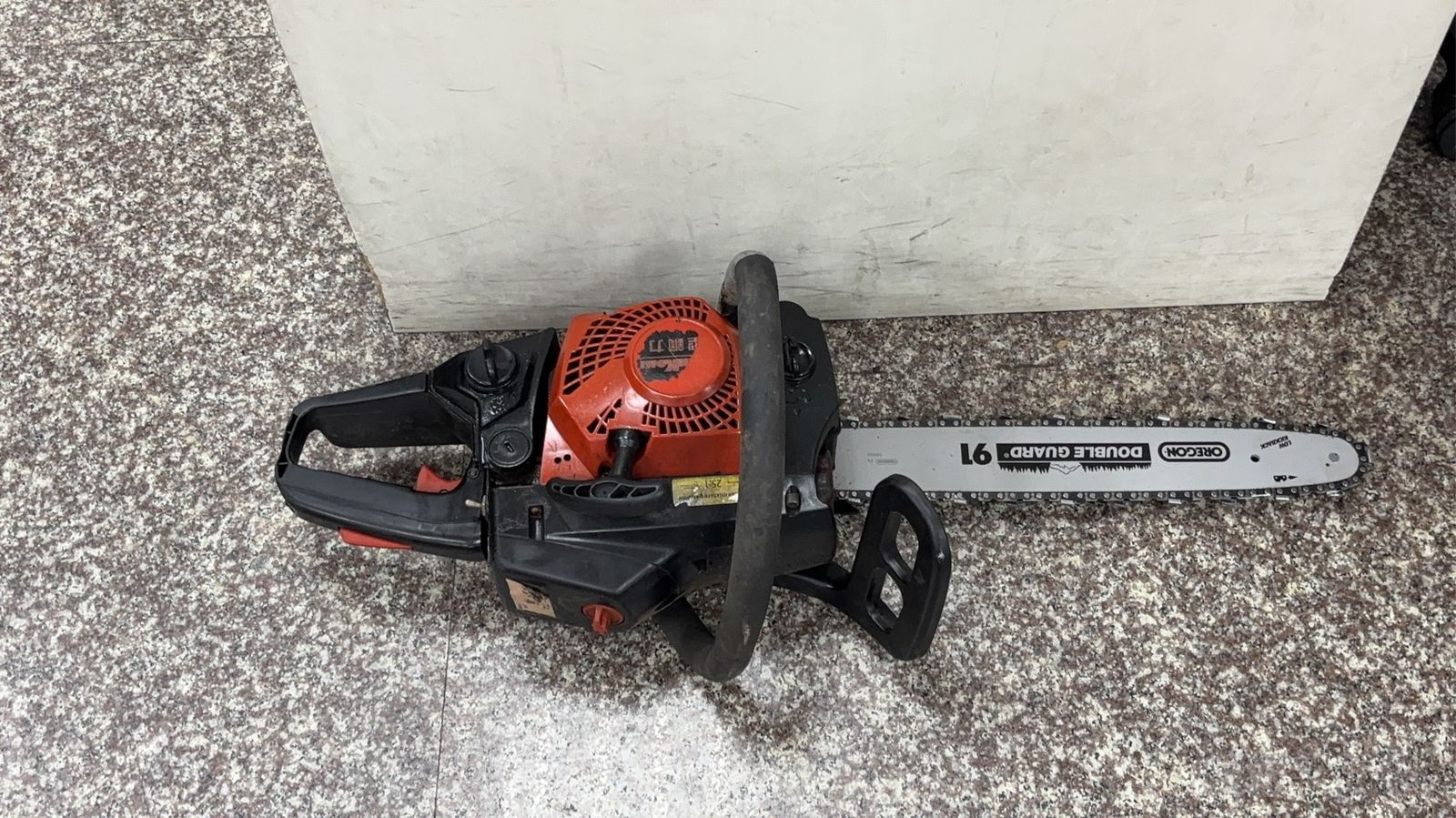 有片／超商購物爆糾紛！男抄電鋸揮舞　民眾合力圍捕壓制