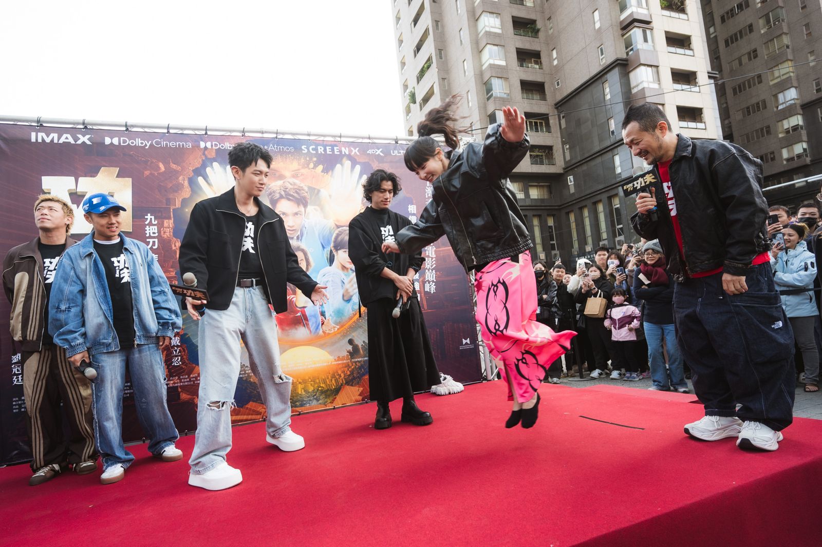 王淨（右二）率性脫鞋比跳遠。麻吉砥加提供