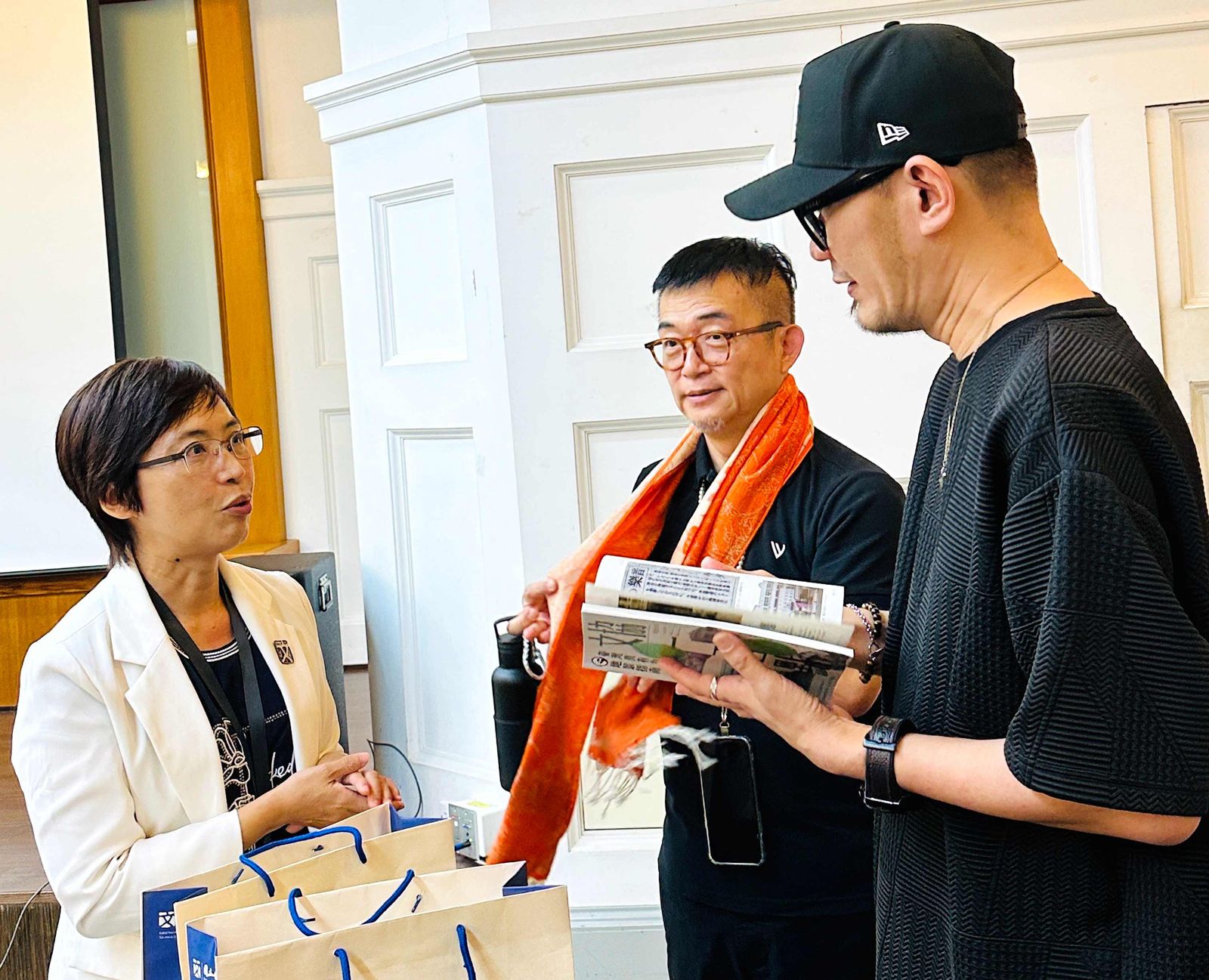 台灣文學館陳瑩芳館長（左），讚賞張吉安（右）延續其人文關懷與獨特美學。海鵬影業提供