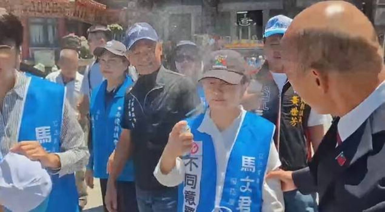 盧秀燕拿出防曬噴霧,往自己臉上噴。(圖/鏡新聞提供)