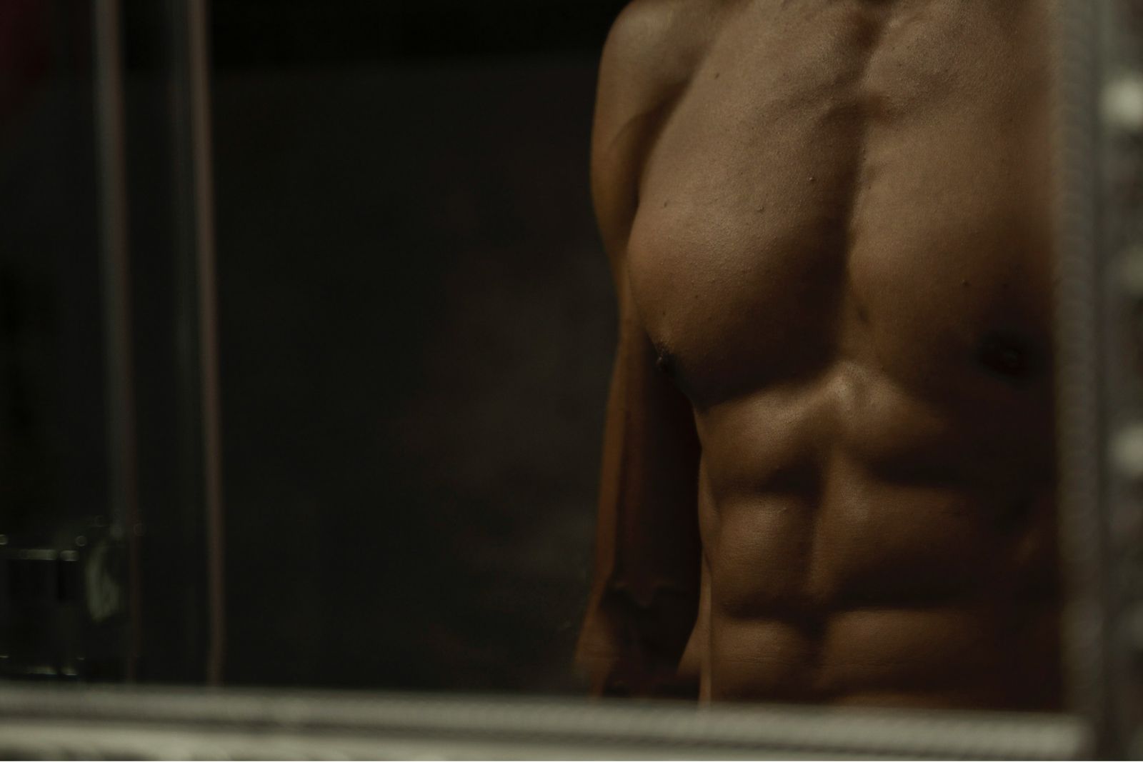 色老伯特愛「大肌肌」!泳池更衣室偷拍體育生遭逮 辯:泳褲很好看