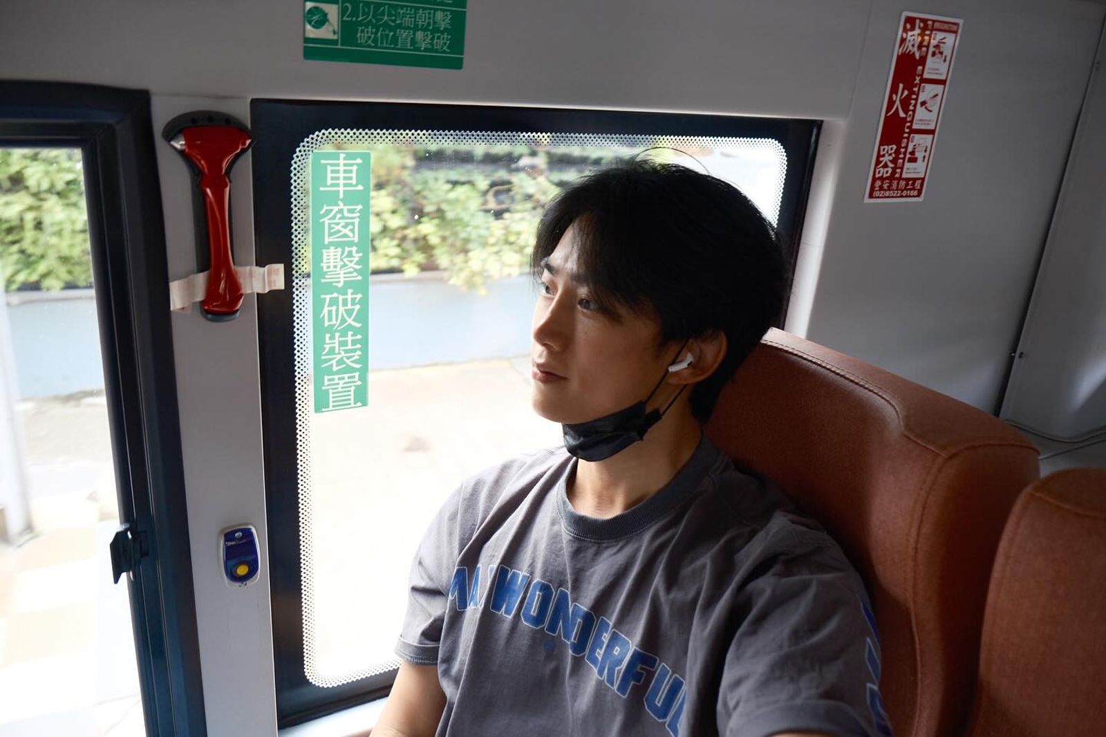 玉澤演去年來台拍戲時,曾入境隨俗地坐公車。圖/翻攝自IG@taecyeonokay