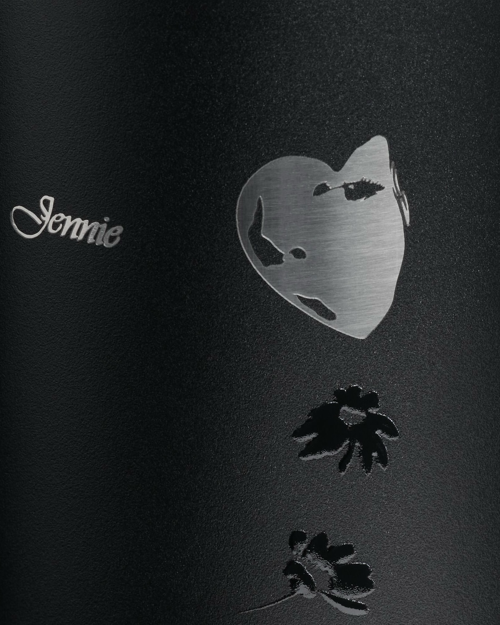 杯身上有Jennie側臉肖像。永新瓦提供