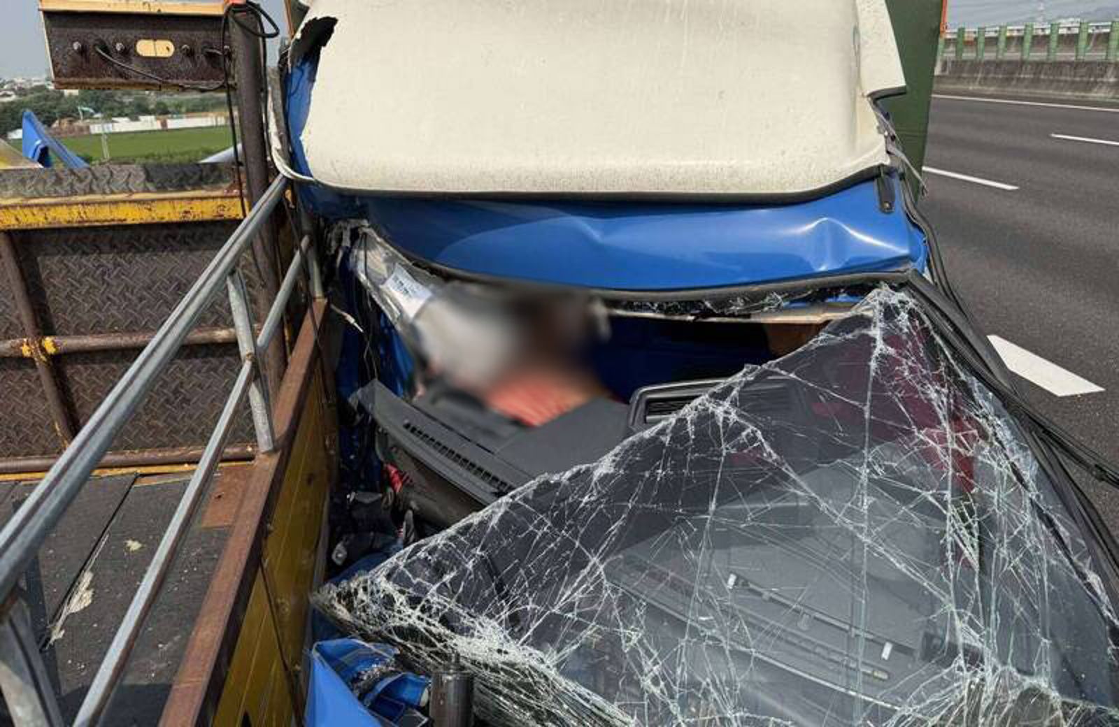 王姓婦人受困車內,已無生命跡象。圖/彰化縣消防局提供