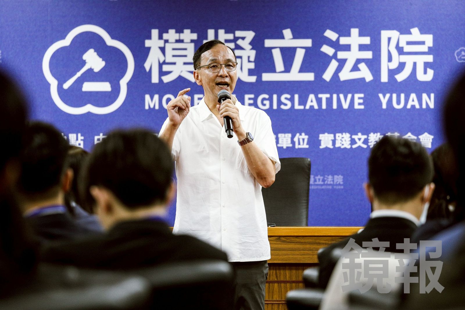 由國民黨青年團所主辦的青年營隊「模擬立法院」，今於立法院舉辦開幕儀式，黨主席朱立倫也特地到場致詞，並與現場青年互動合照。（圖／鄒保祥攝）