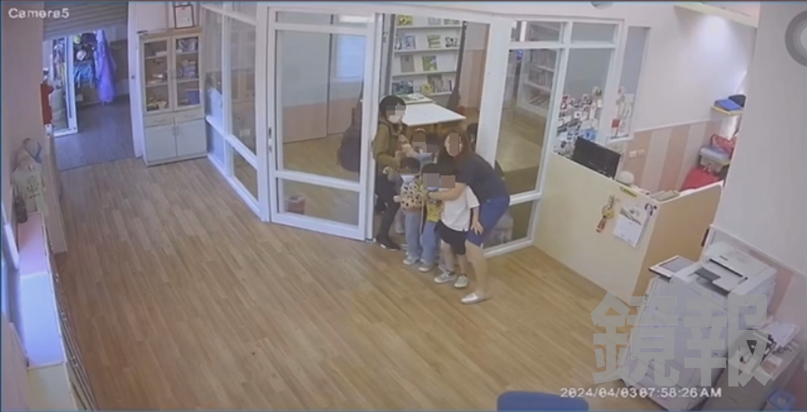 花蓮何嘉仁幼兒園園長擅自把幼童躲地震的影片上傳個人社群。翻攝畫面