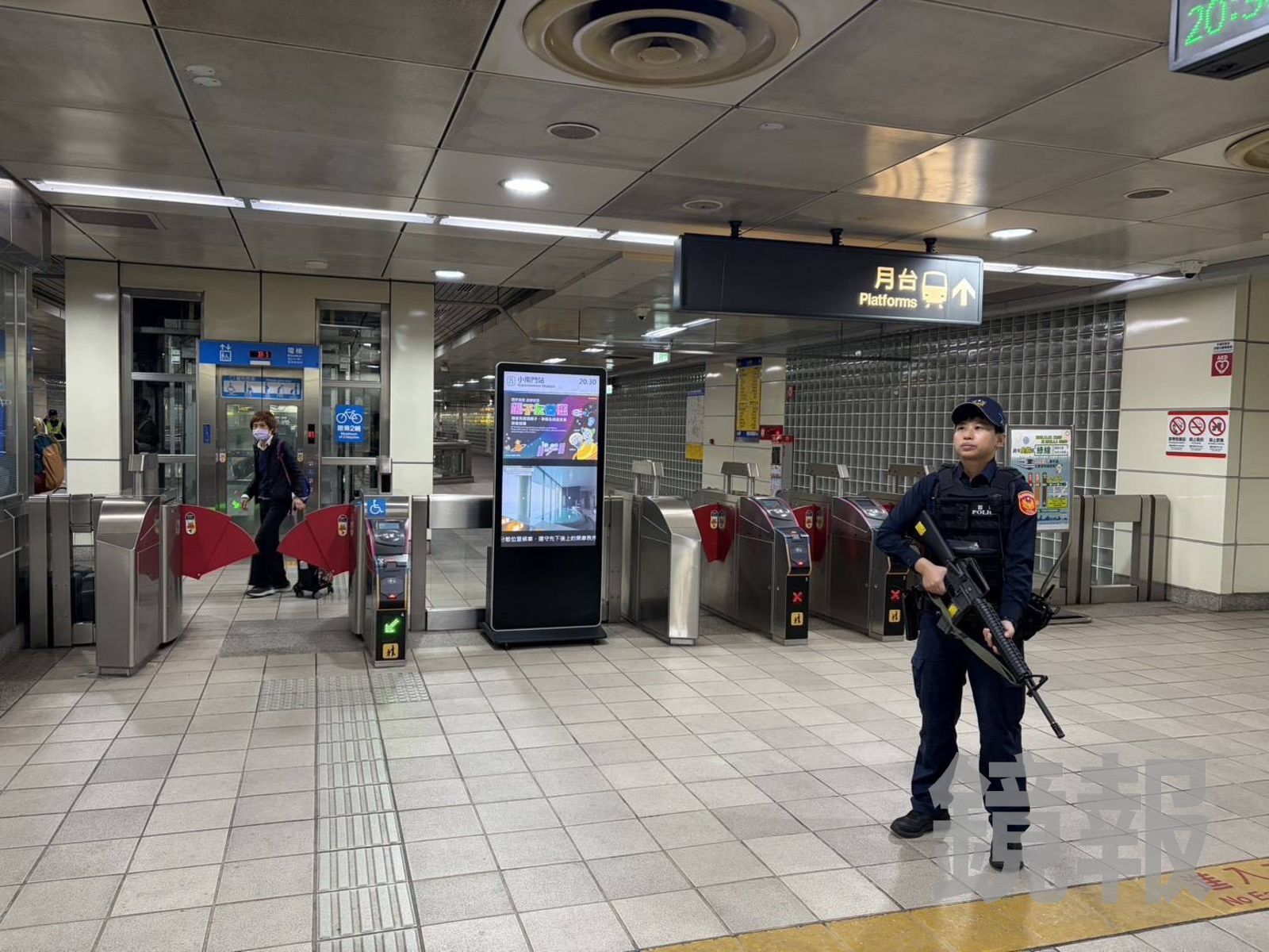 北捷再傳狀況…醉男沒錢硬闖中正紀念堂　敲打閘門險爆4打1