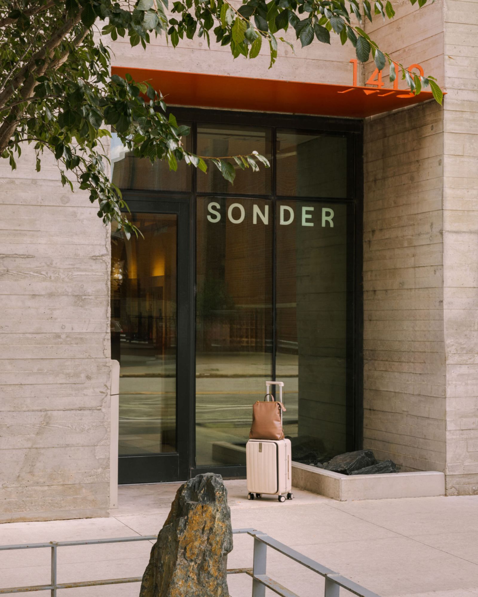 有許多旅客的行李被丟到住宿外。圖／翻攝自FB／Sonder