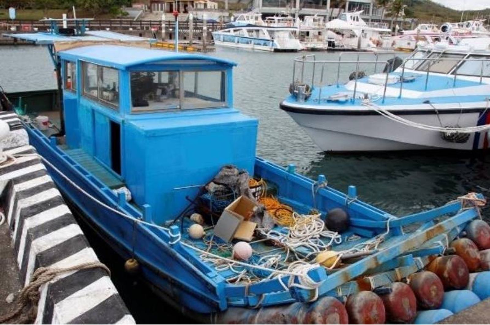 犯屏東史上最大宗毒品走私又擁槍　通緝男躲旅社床上划手機被警飛撲逮捕