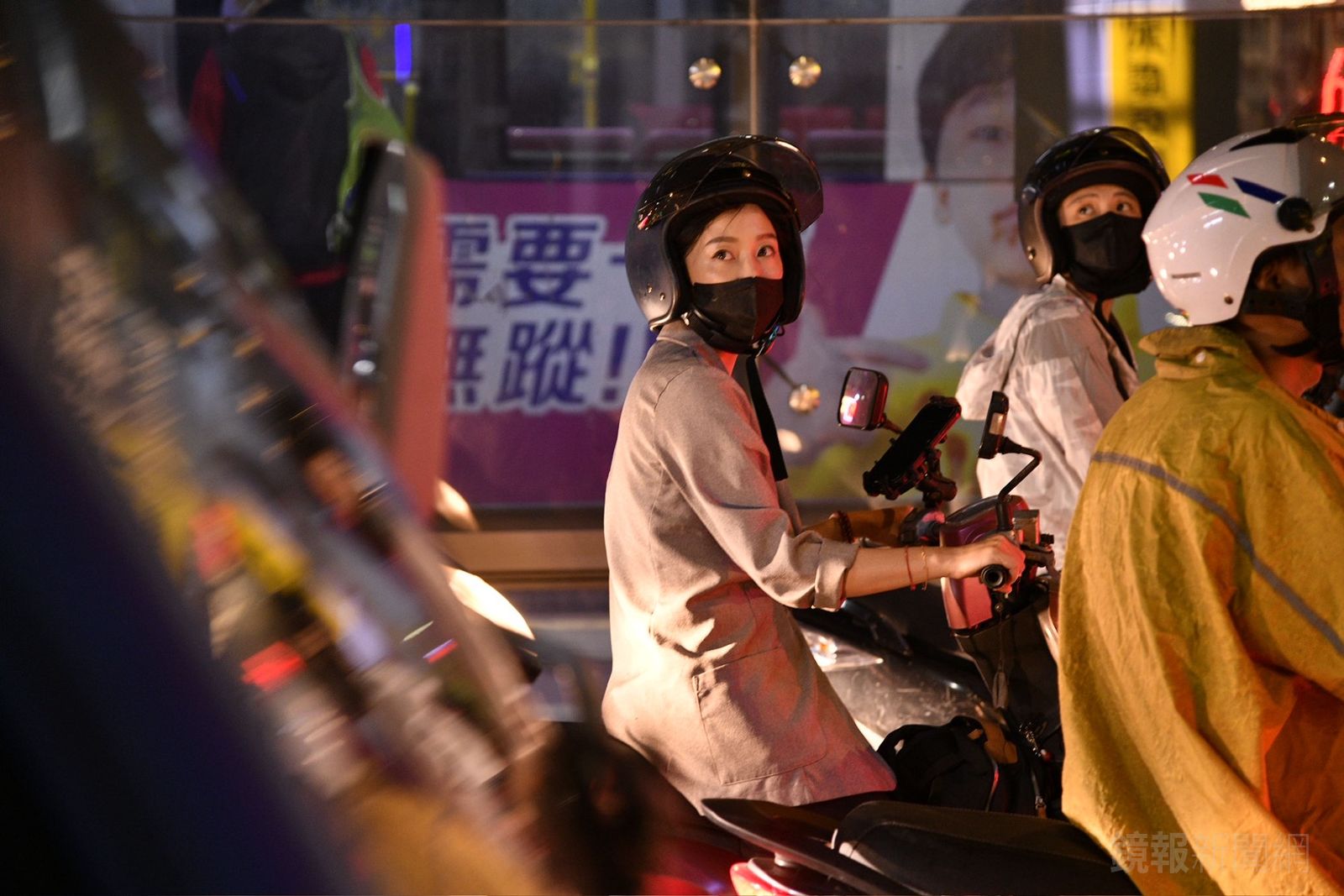 遊行隊伍不時引起下班民眾的注目。