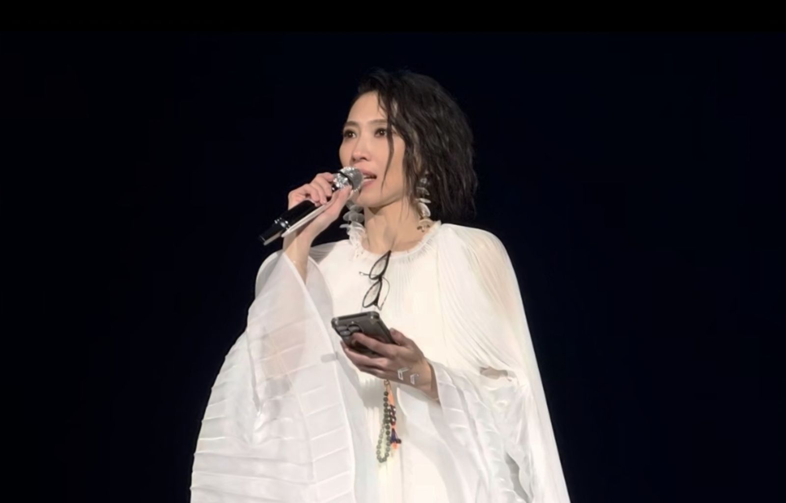 戴佩妮27日在演唱會上哽咽宣布取消2場演唱會。翻攝Vetrax囂張衛視微博