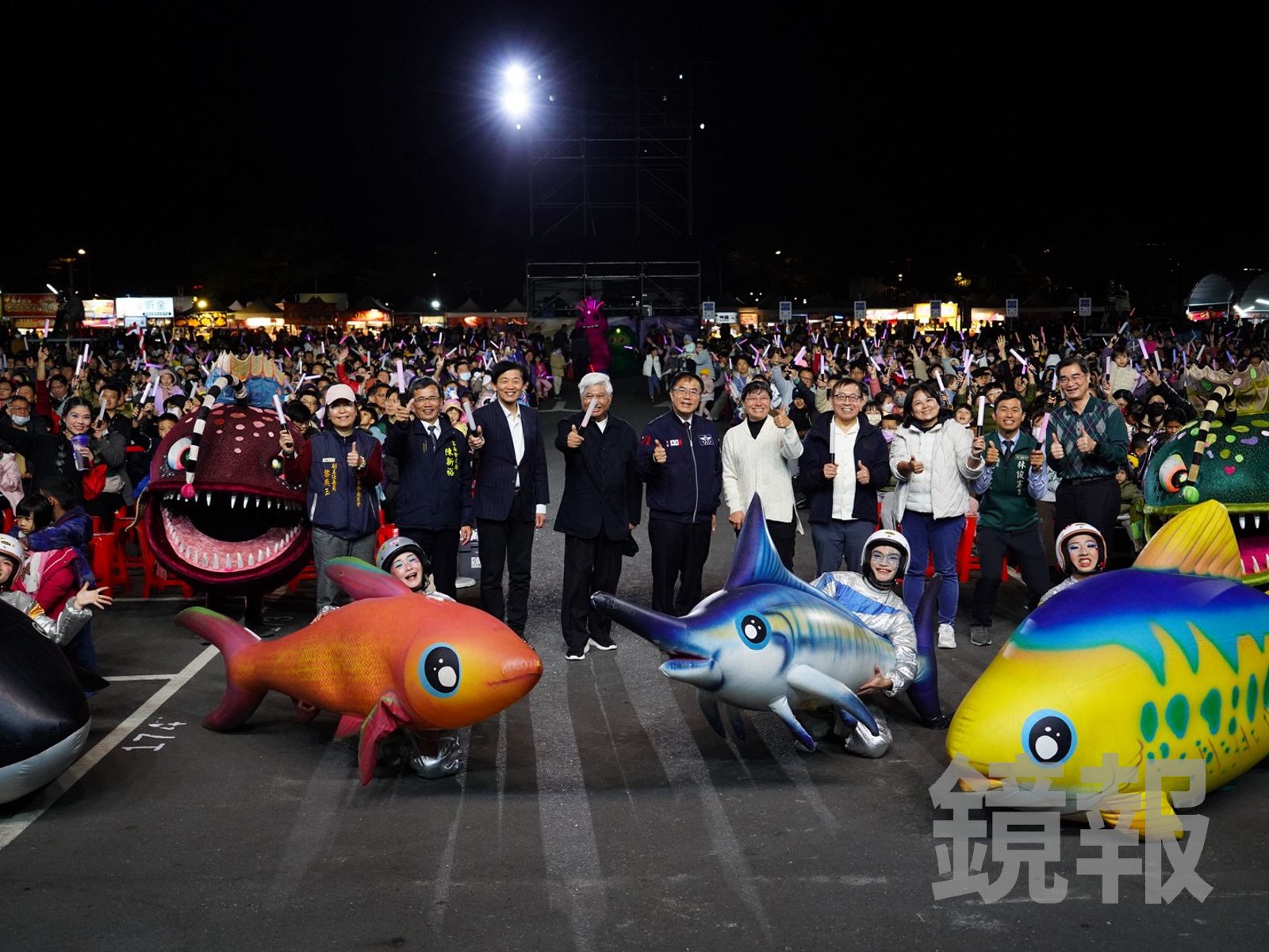 台南市長黃偉哲(左5)也特地抵達現場和民眾同樂看劇。紙風車劇團提供