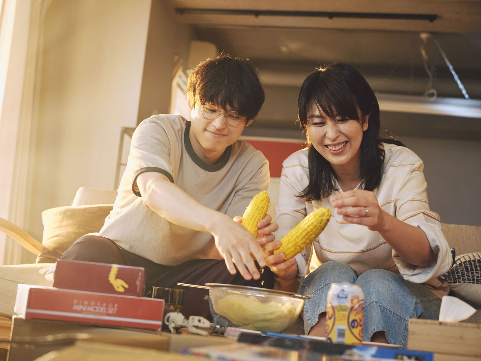 松隆子(右)與松村北斗靠著紮實演技在《跨越時空的初吻》分飾兩個年齡段。車庫提供