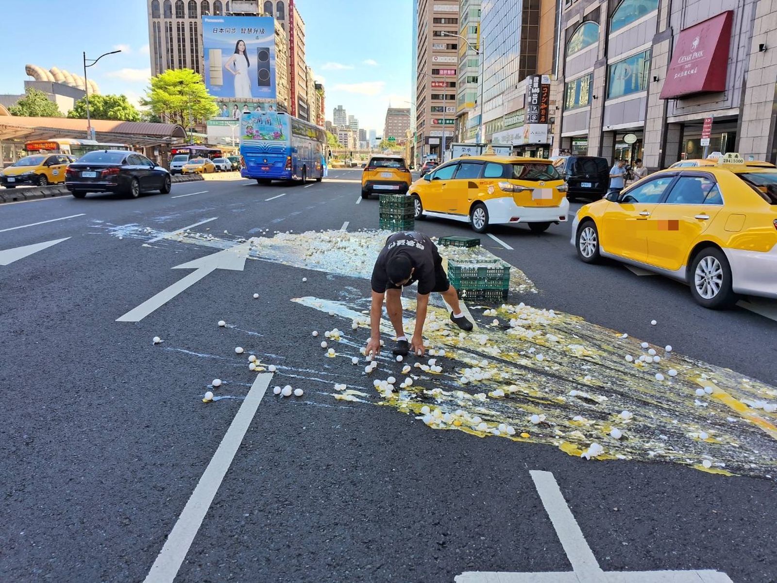 小貨車甩出2000顆雞蛋 台北車站忠孝西路變「蛋黃大道」