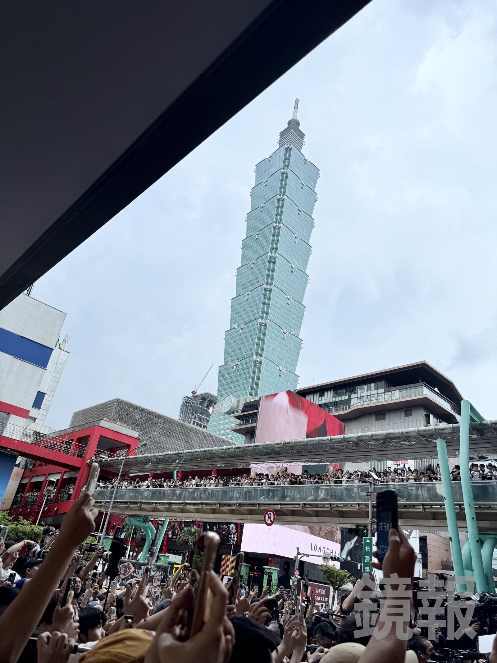 就連2樓空橋也吸引粉絲及民眾駐足追星。林奕雯攝