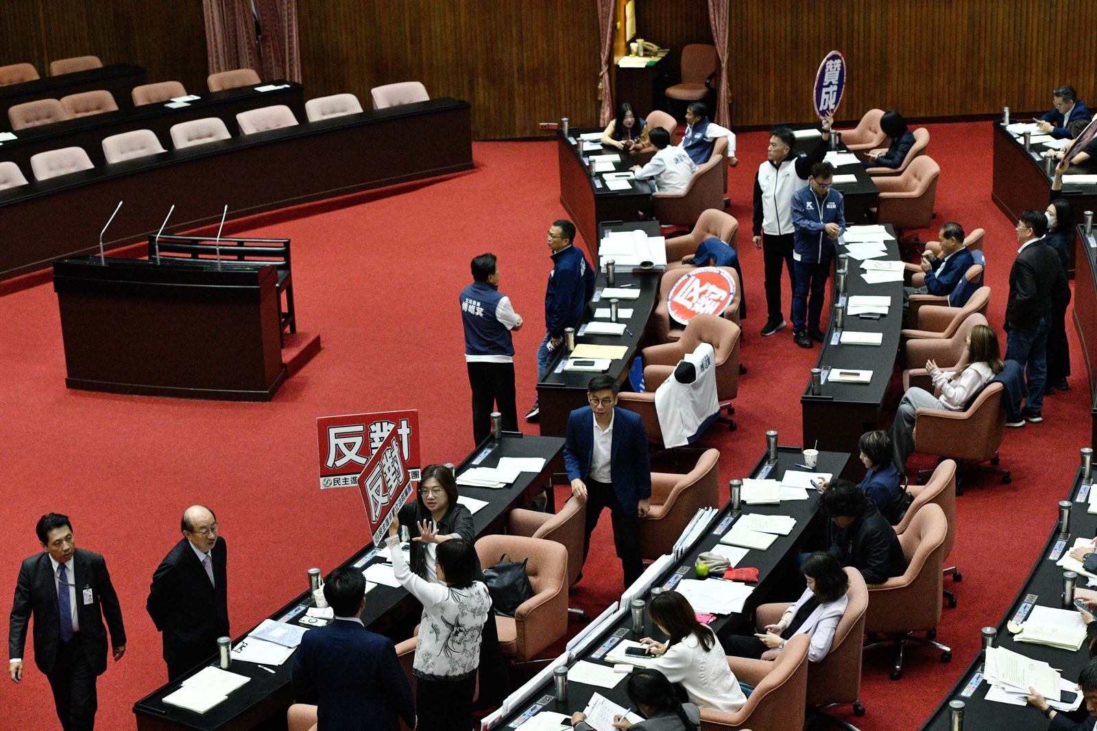 乾脆由執政黨團自提不信任案　讓民意做最後的裁決