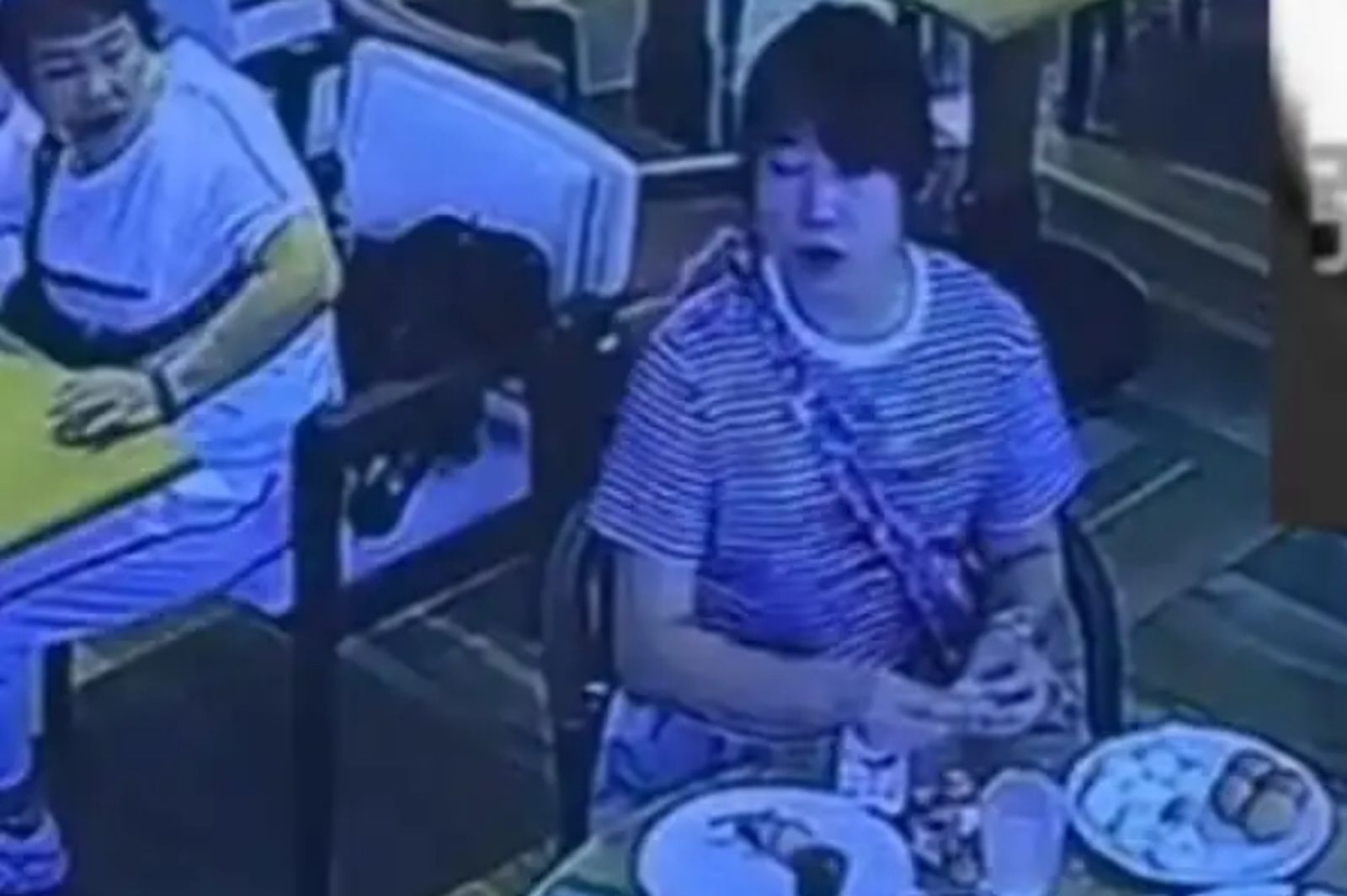 差勁！大媽飯店早餐拿20顆雞蛋　剝殼捏爛不吃…純糟蹋食物