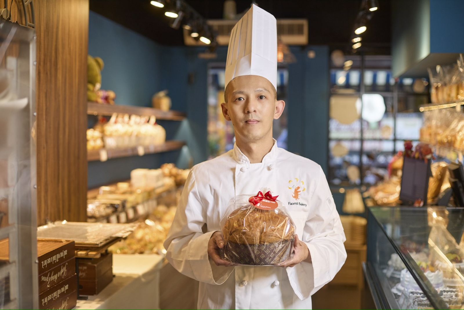 「法歐米麵包工坊」主廚林坤緯，挑戰用台灣19號發酵奶油，製作義大利的聖誕水果麵包。（19號發酵奶油供圖）