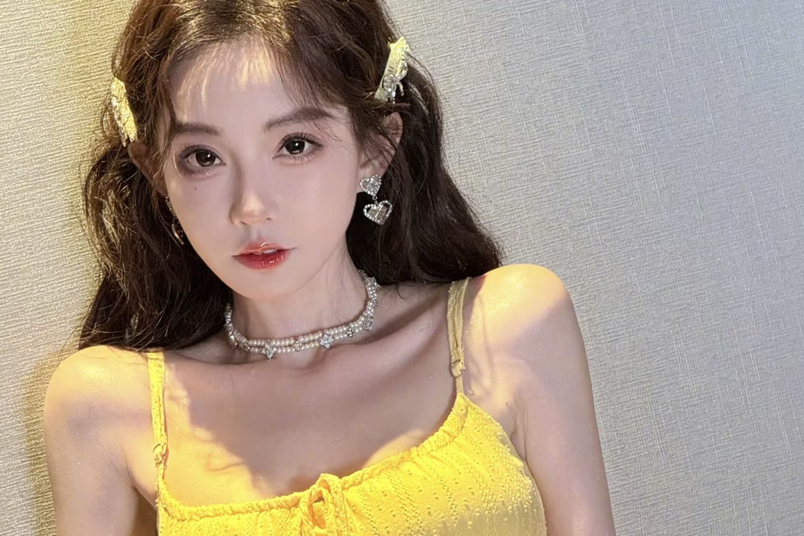 消失一年被傳過世！「中國第一網紅」馮提莫驚曝癌症復發　直播露面訴心聲
