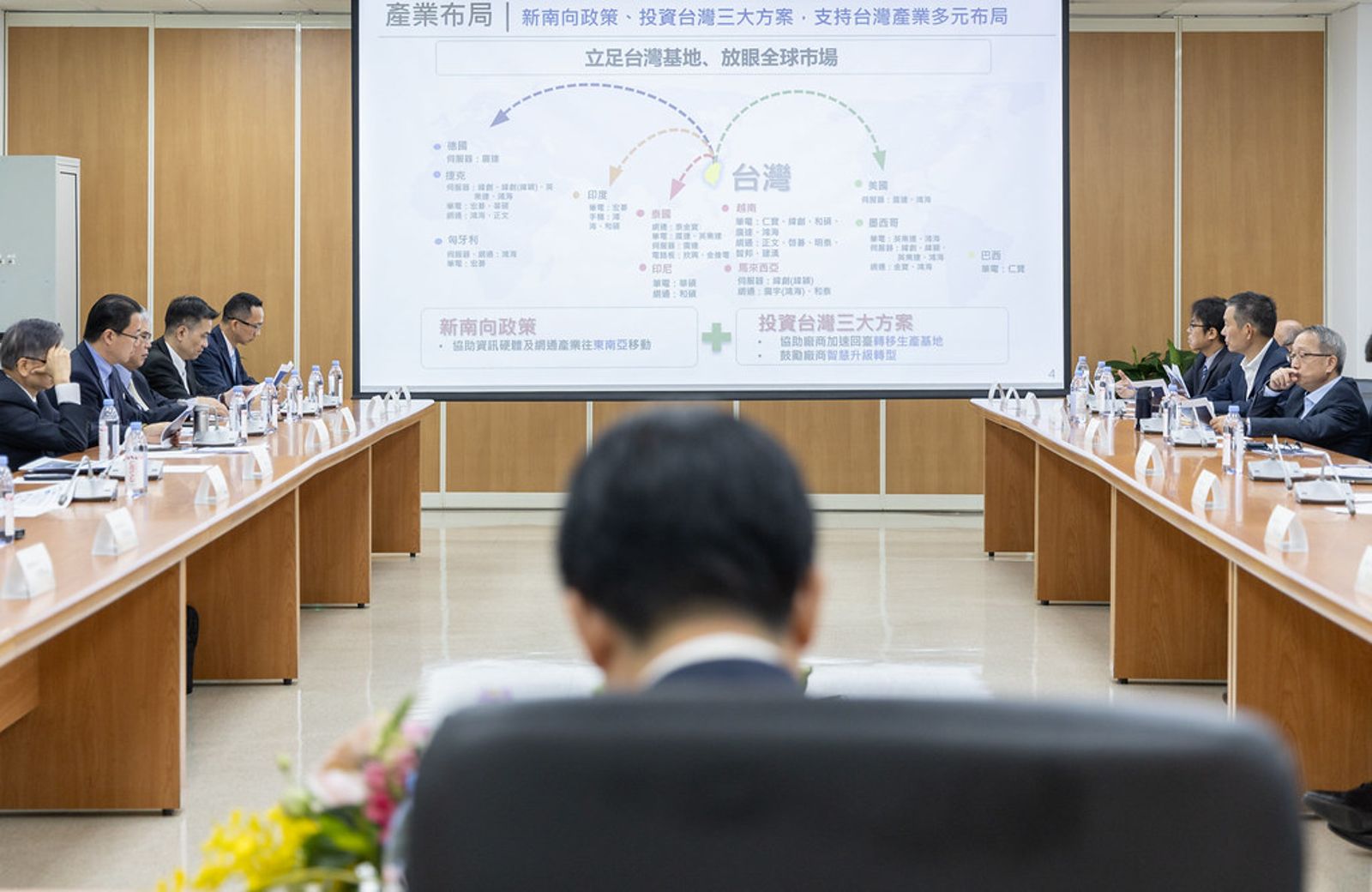 臺灣對美出口高度集中在高科技中間財與ICT產品,與越南、中國偏向消費品與勞力密集製造、墨西哥著重汽車供應鏈有所不同。圖片取自總統府網站