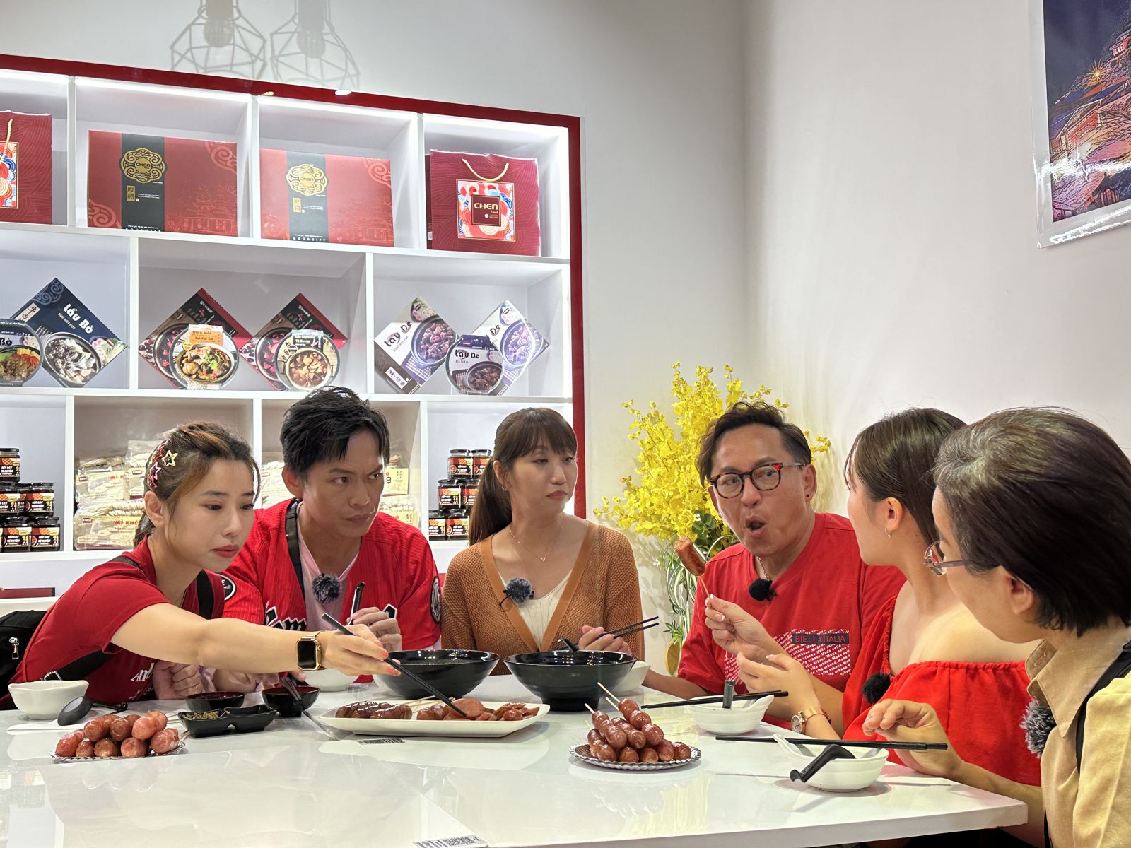 lly帶詹姆士、黃鐙輝與張文綺、陳怡婷、台語老師到自己店試吃香腸。公視台語台提供