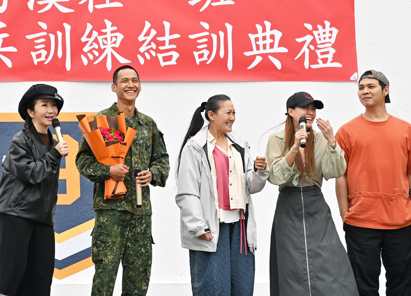 阿夫(左2)與家人們,分享來當兵第二次猶如一趟寶貴的「充電」之旅。台視提供