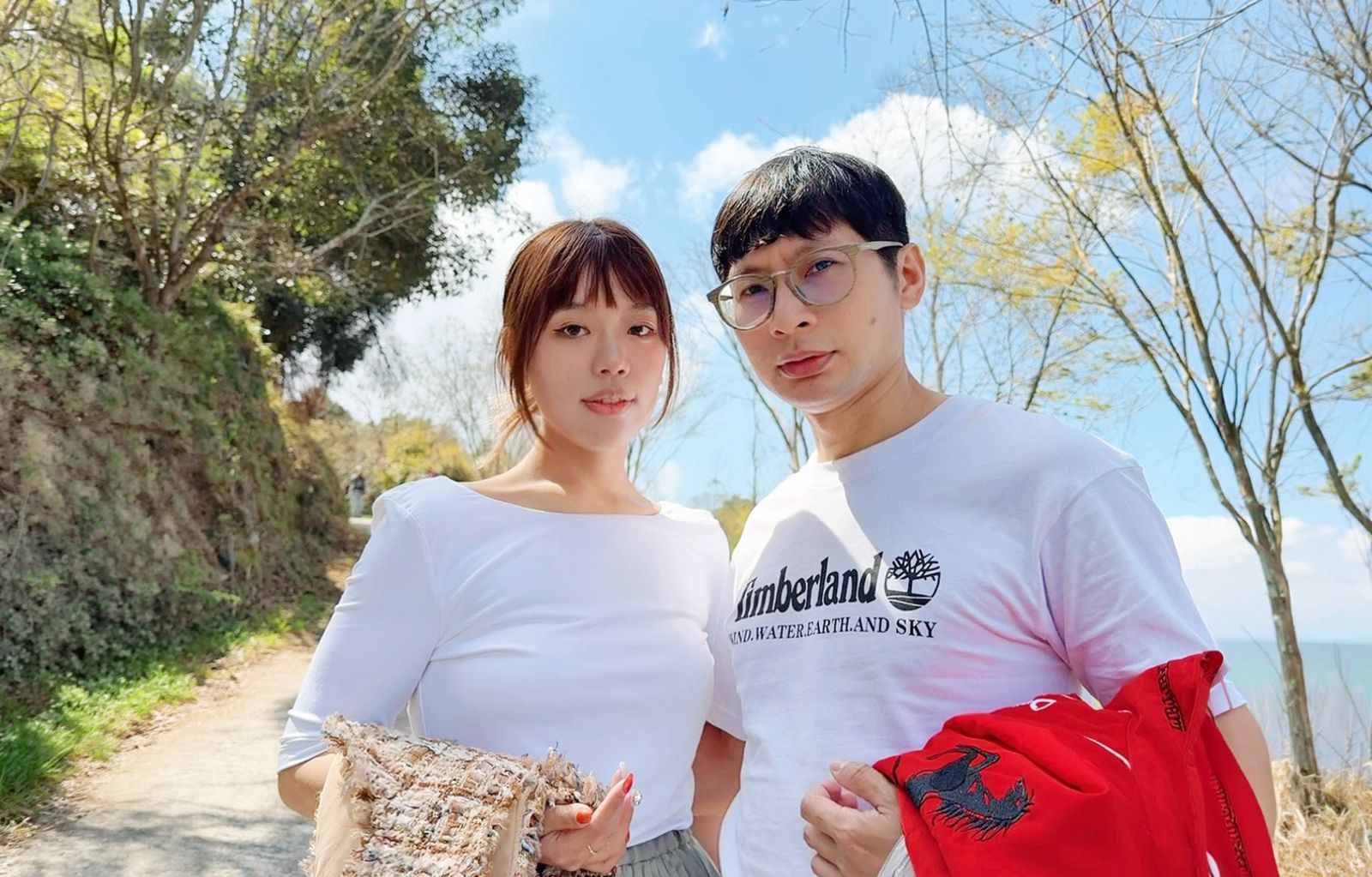 逸祥（右）和太太紫布爾正若的互動甜蜜。台視提供