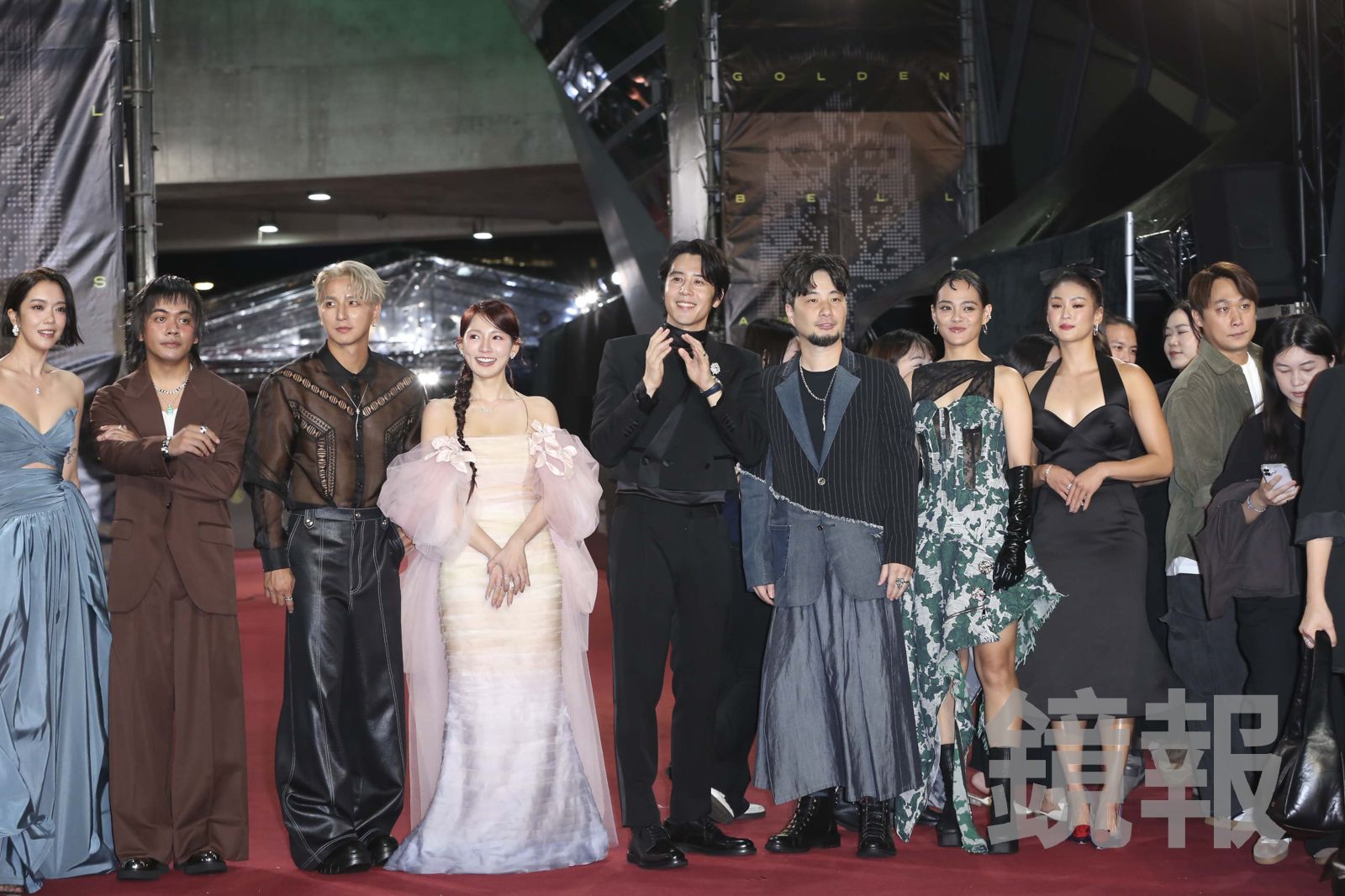 小煜(左三)再以《不在我的世界當勇者》二度踏上紅毯。攝影組攝