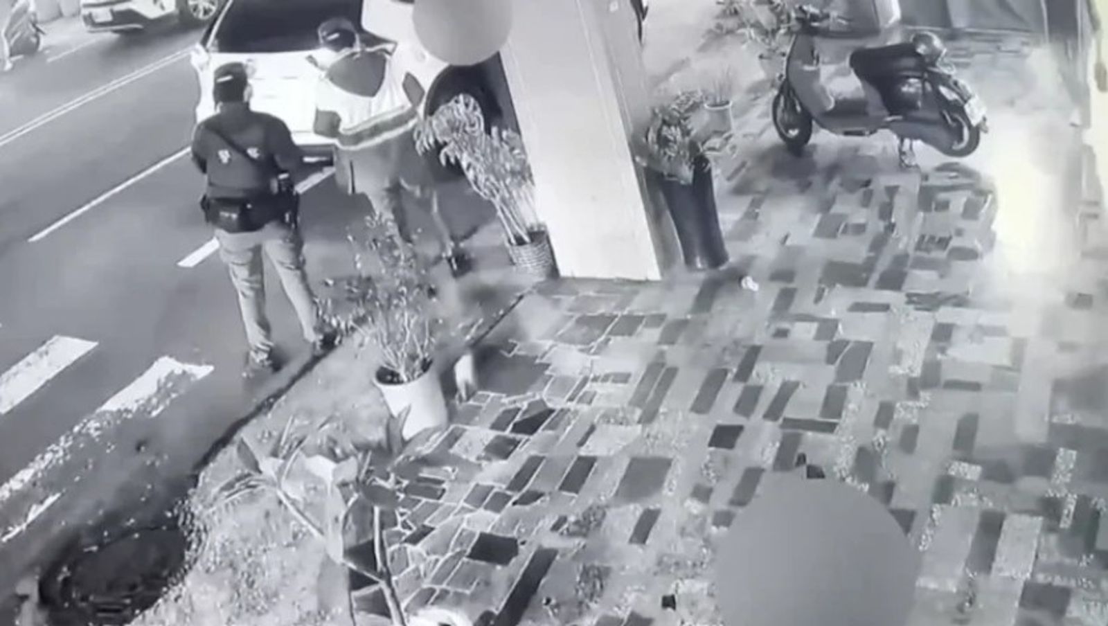 襲警前科男「斧頭狂斬女警」遭羈押　法官怒揭：曾持刀械數次襲警