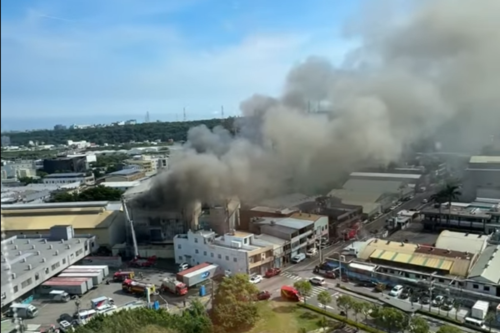 上班改道！竹北工業大樓狂燒4小時竄濃黑煙　出動27輛消防車、79位警消搶救　