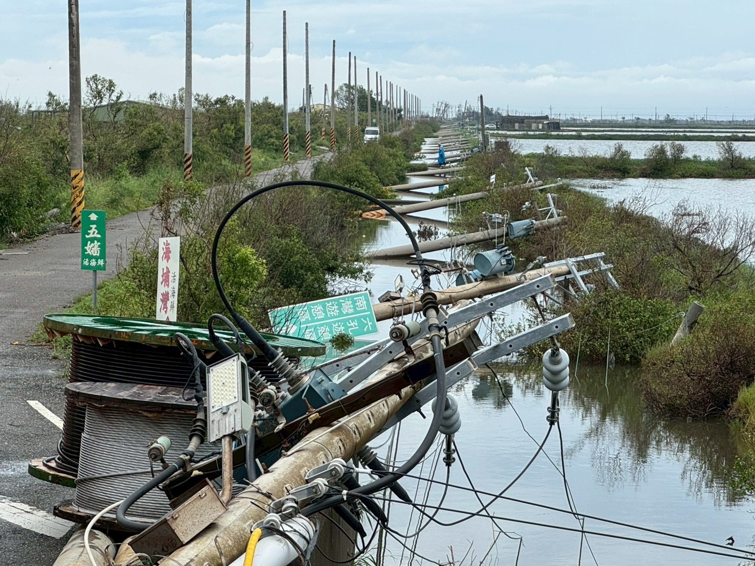 台南、嘉義仍有8000戶停電！　台電曝搶修難度高「重建20根電桿只恢復5戶電」