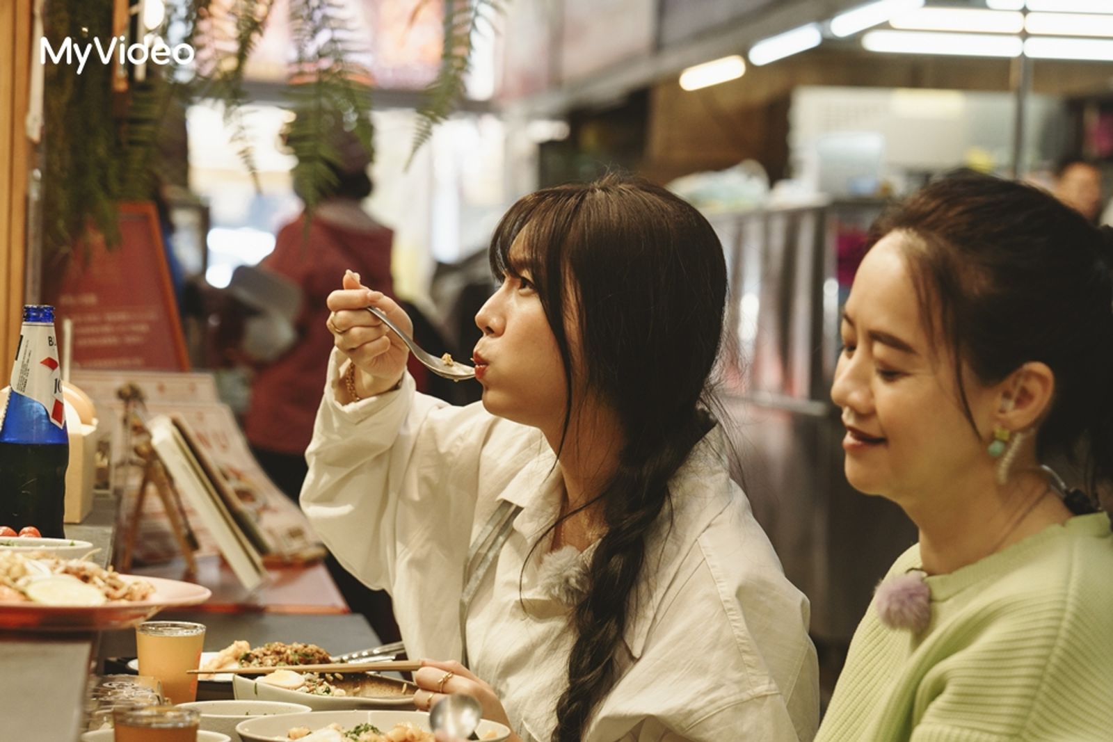 《我們回家吧3》安芝儇(左)高雄豪邁嗑美食,曾寶儀誇:看她吃飯真滿足。台灣大哥大MyVideo、三立提供