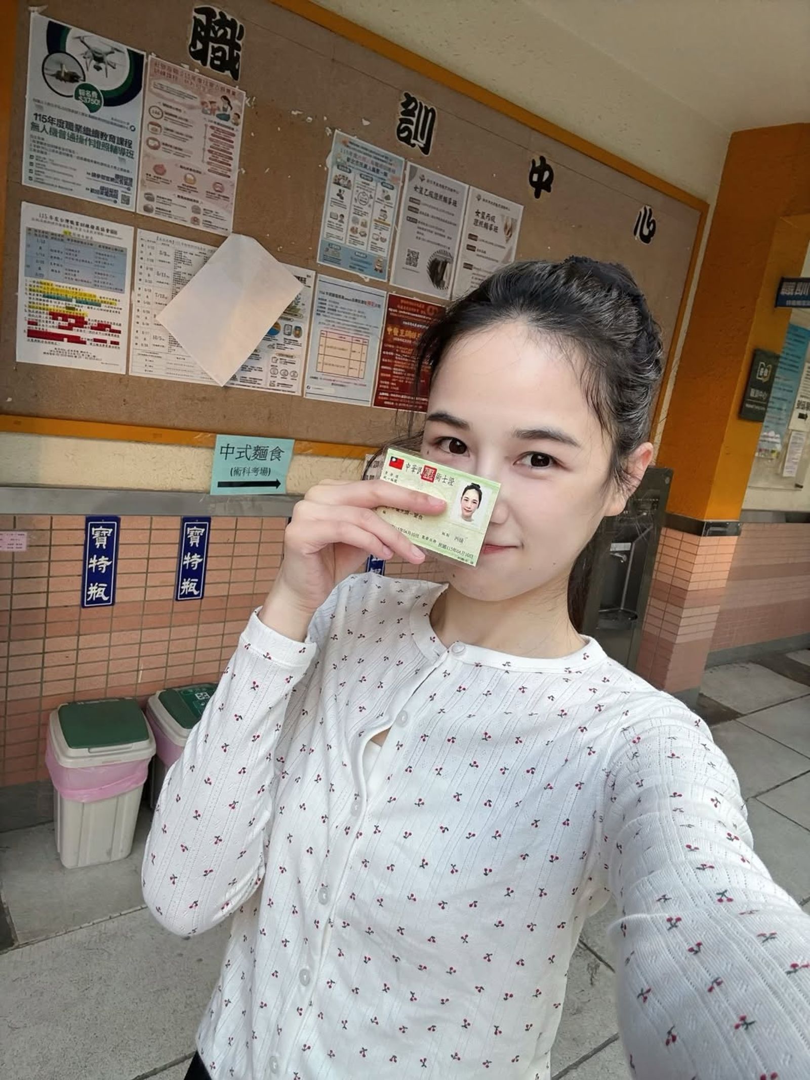 千千成功考取證照。翻攝IG@khshu_
