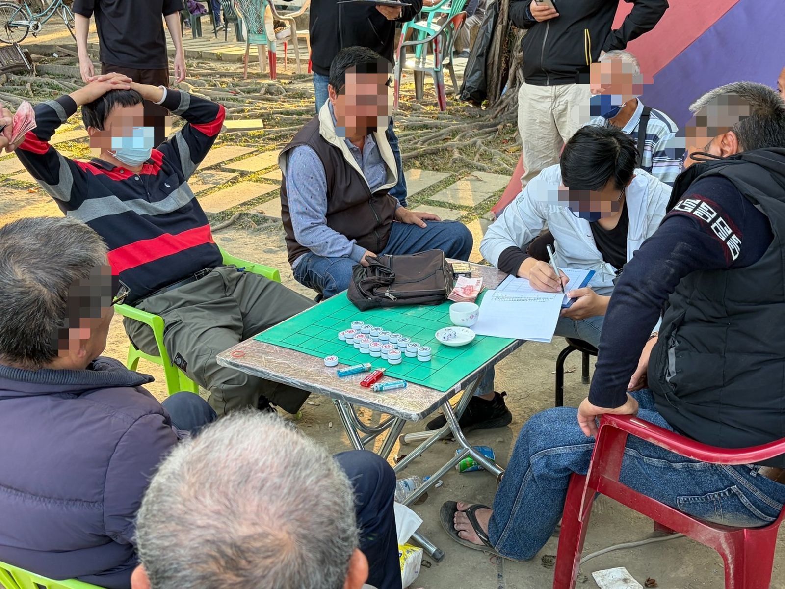 年前賭一波悲劇了！屏東「三六仔」大軍公園團聚搏一把　波麗士突襲嚇到骰子亂飛