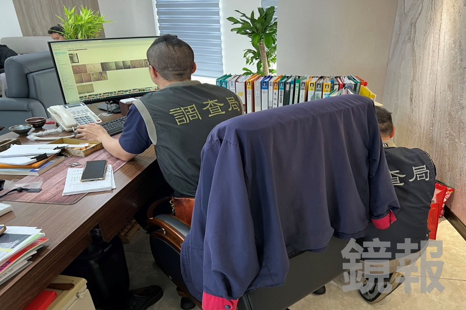 調查局專案人員前往台中銀行潭子分行執行搜索。調查局航業調查處提供